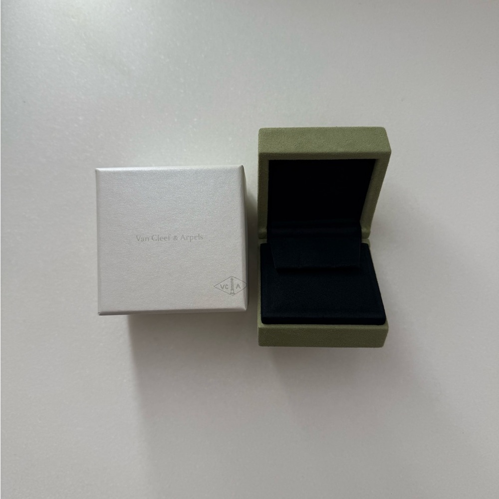 Van Cleef & Arpels Earrings Box
